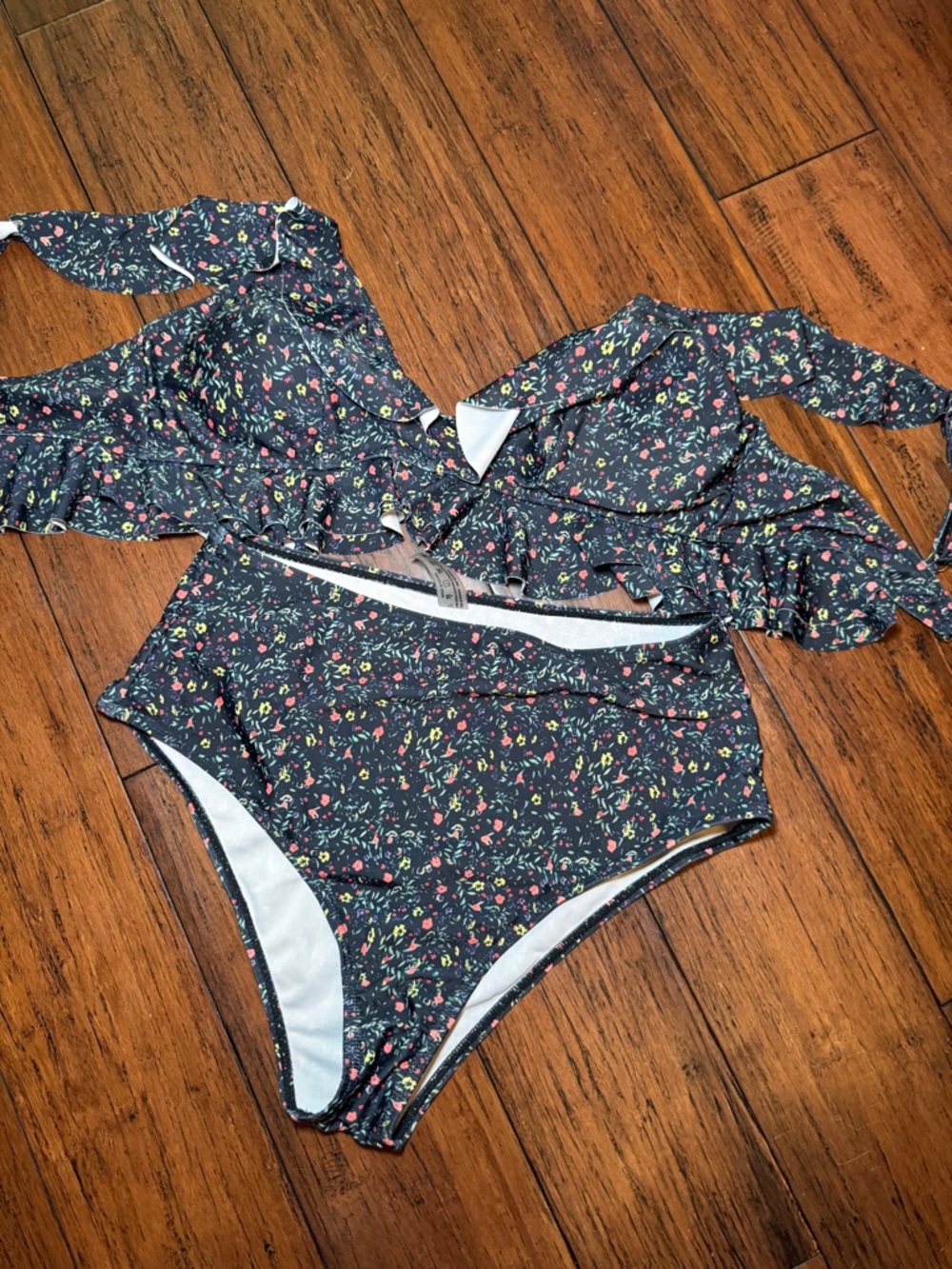 NWOT (2 PCS) Floral Ruffle Two-Piece swimsuit w/ Adjustable Straps + Back Buckle - Picture 3 of 12